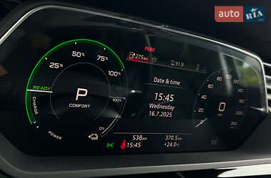 Позашляховик / Кросовер Audi Q8 e-tron 2024 в 