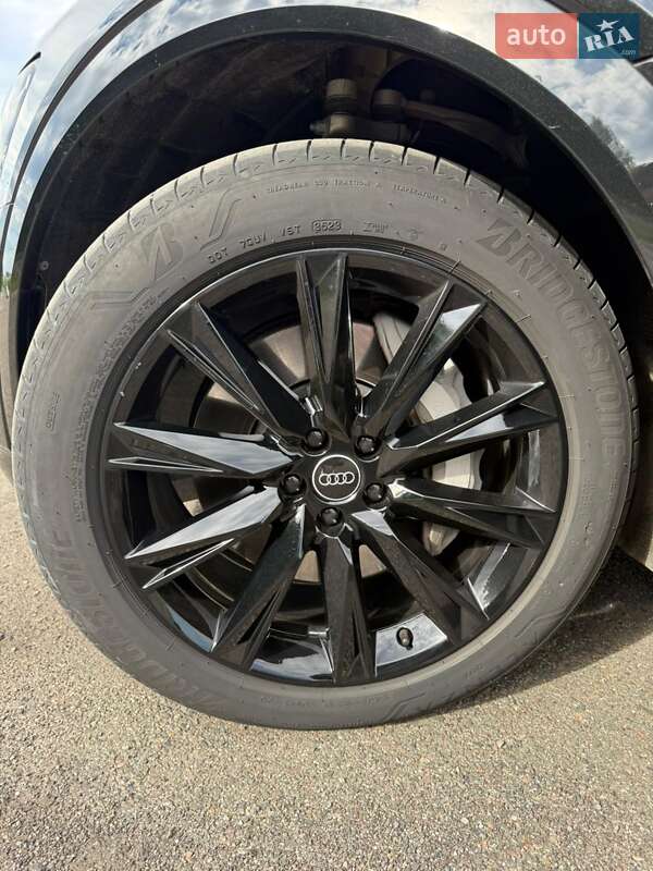 Позашляховик / Кросовер Audi Q8 e-tron 2023 в Львові