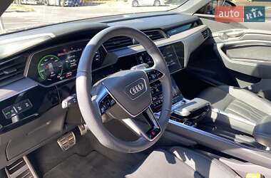 Позашляховик / Кросовер Audi Q8 e-tron 2023 в 