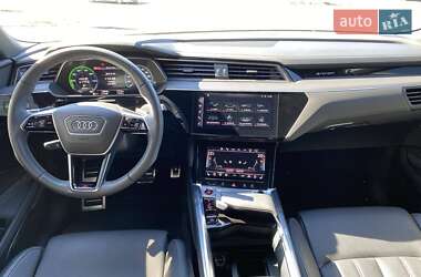 Позашляховик / Кросовер Audi Q8 e-tron 2023 в 