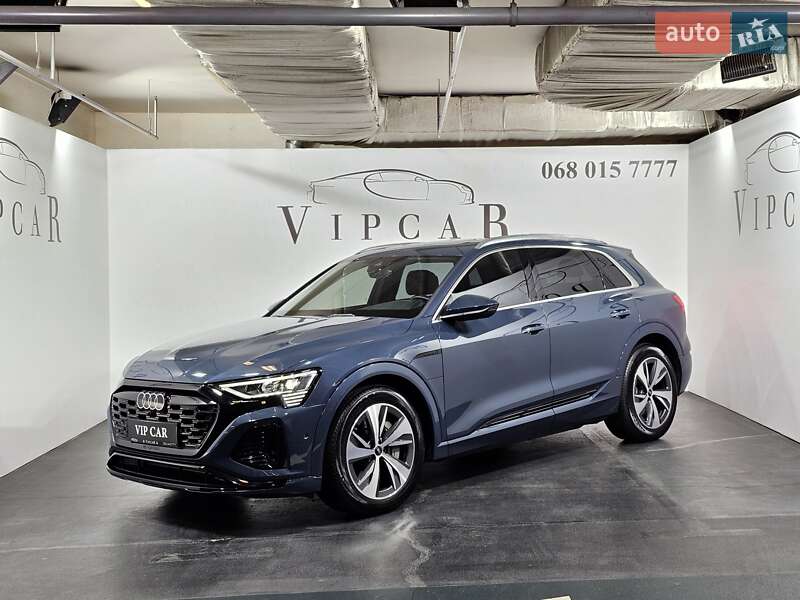 Позашляховик / Кросовер Audi Q8 e-tron 2023 в 
