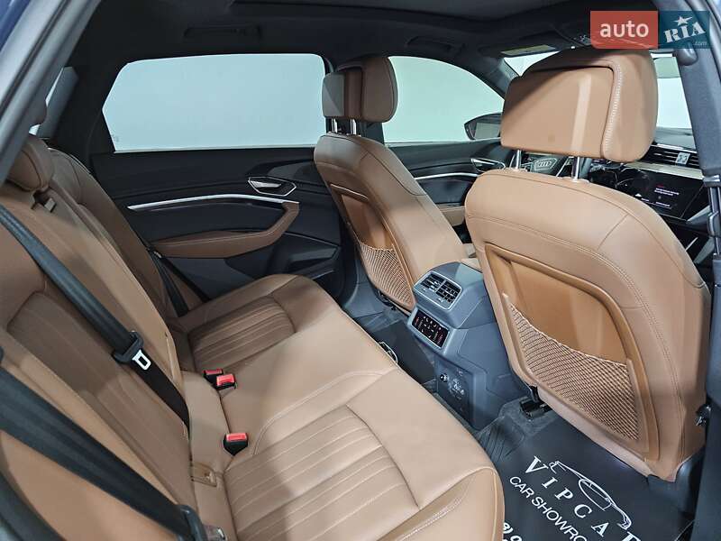 Позашляховик / Кросовер Audi Q8 e-tron 2023 в Києві