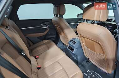 Позашляховик / Кросовер Audi Q8 e-tron 2023 в 