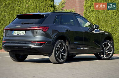 Позашляховик / Кросовер Audi Q8 e-tron 2023 в 