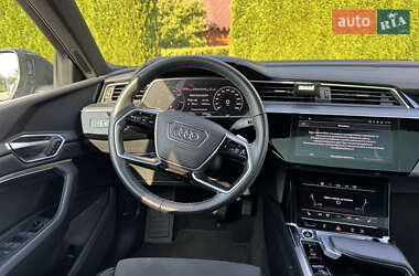 Позашляховик / Кросовер Audi Q8 e-tron 2023 в 