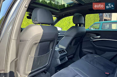 Позашляховик / Кросовер Audi Q8 e-tron 2023 в 