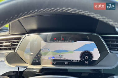 Позашляховик / Кросовер Audi Q8 e-tron 2023 в 