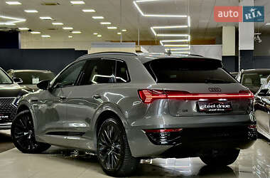 Позашляховик / Кросовер Audi Q8 e-tron 2023 в 