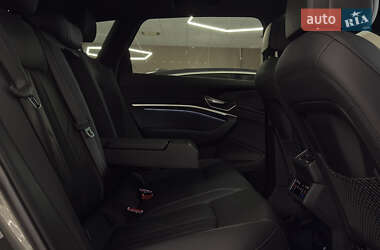 Позашляховик / Кросовер Audi Q8 e-tron 2023 в 