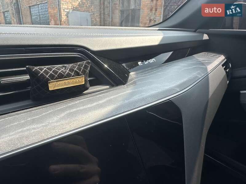 Позашляховик / Кросовер Audi Q8 e-tron 2023 в Києві