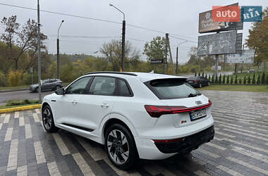 Позашляховик / Кросовер Audi Q8 e-tron 2023 в 