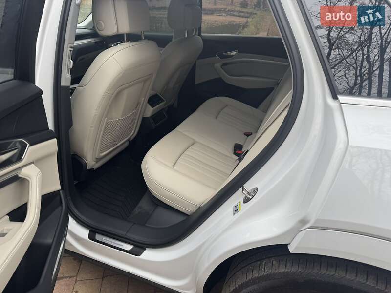 Внедорожник / Кроссовер Audi Q8 e-tron 2023 в Харькове