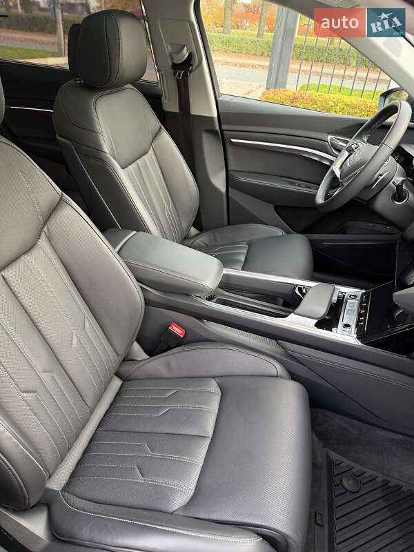 Позашляховик / Кросовер Audi Q8 e-tron 2023 в Києві