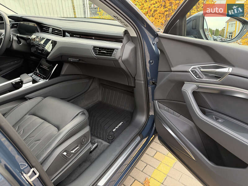 Позашляховик / Кросовер Audi Q8 e-tron 2023 в Києві