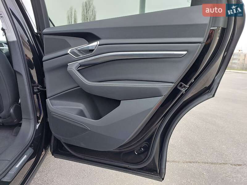 Внедорожник / Кроссовер Audi Q8 e-tron 2023 в Харькове