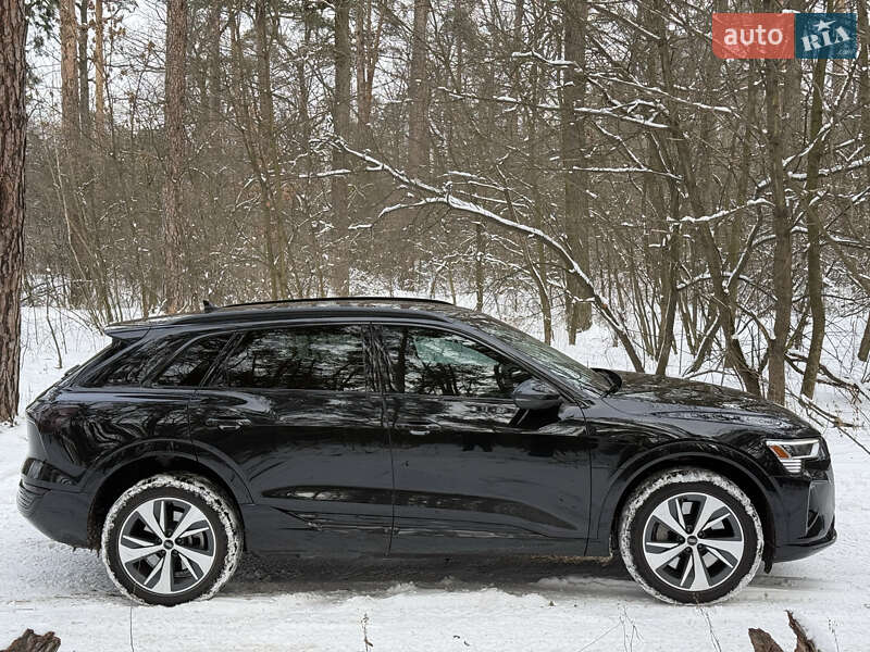 Позашляховик / Кросовер Audi Q8 e-tron 2023 в Києві