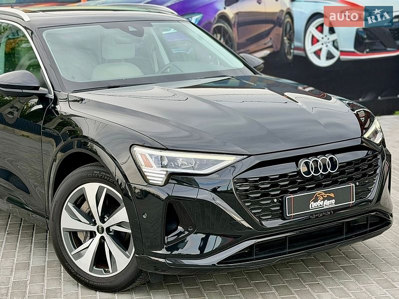 Позашляховик / Кросовер Audi Q8 e-tron 2023 в Львові