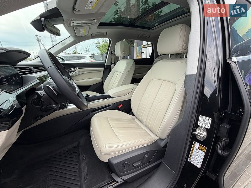 Позашляховик / Кросовер Audi Q8 e-tron 2023 в Львові