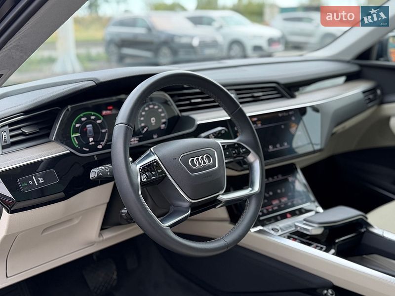 Позашляховик / Кросовер Audi Q8 e-tron 2023 в Львові