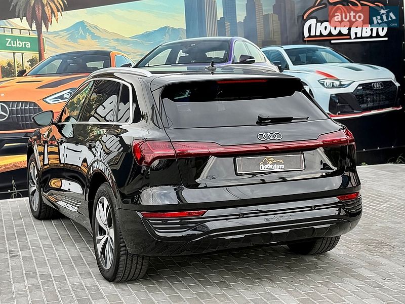 Позашляховик / Кросовер Audi Q8 e-tron 2023 в Львові