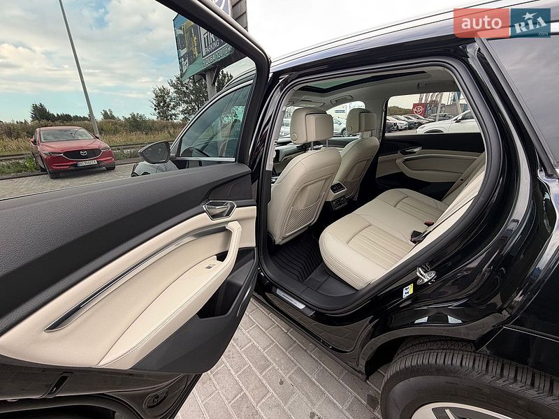 Позашляховик / Кросовер Audi Q8 e-tron 2023 в Львові