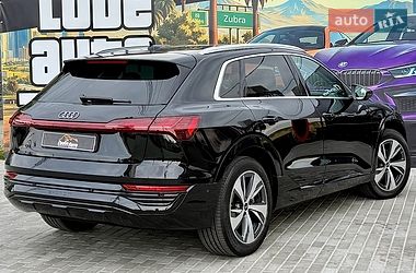 Позашляховик / Кросовер Audi Q8 e-tron 2023 в Львові