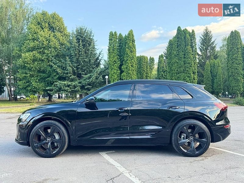 Позашляховик / Кросовер Audi Q8 e-tron 2023 в Рівному