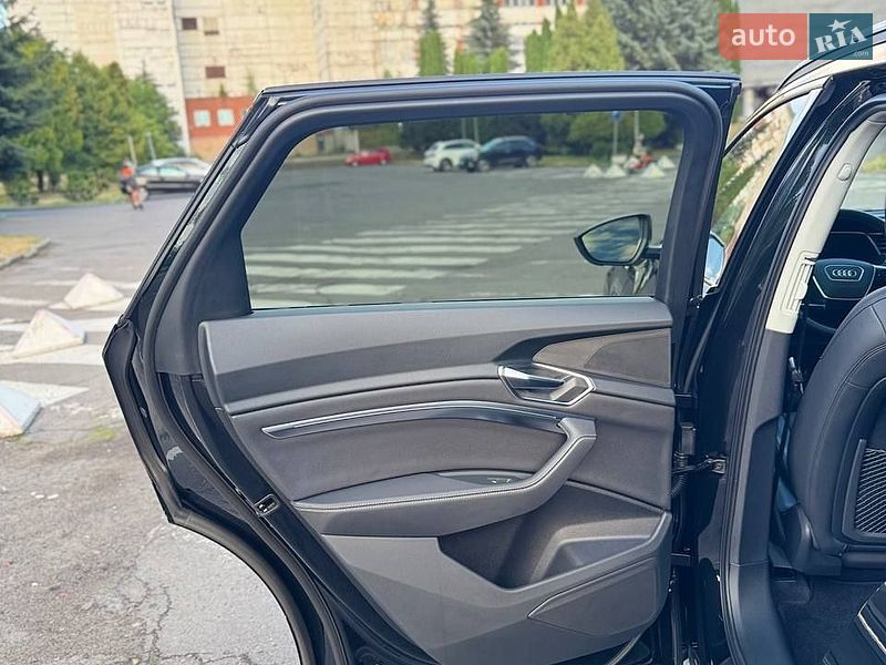 Позашляховик / Кросовер Audi Q8 e-tron 2023 в Рівному