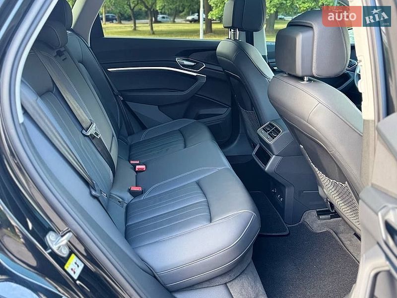 Позашляховик / Кросовер Audi Q8 e-tron 2023 в Рівному