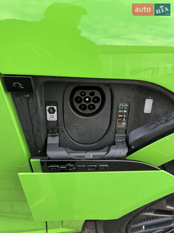 Позашляховик / Кросовер Audi Q8 Sportback e-tron 2023 в Рівному