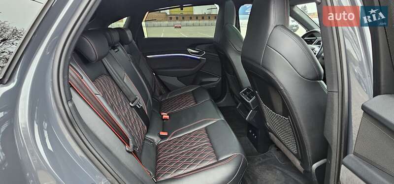 Позашляховик / Кросовер Audi Q8 Sportback e-tron 2024 в Тернополі