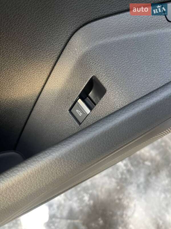 Позашляховик / Кросовер Audi Q8 Sportback e-tron 2023 в Львові