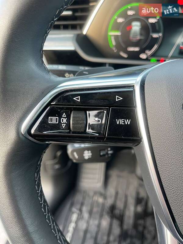 Позашляховик / Кросовер Audi Q8 Sportback e-tron 2023 в Львові