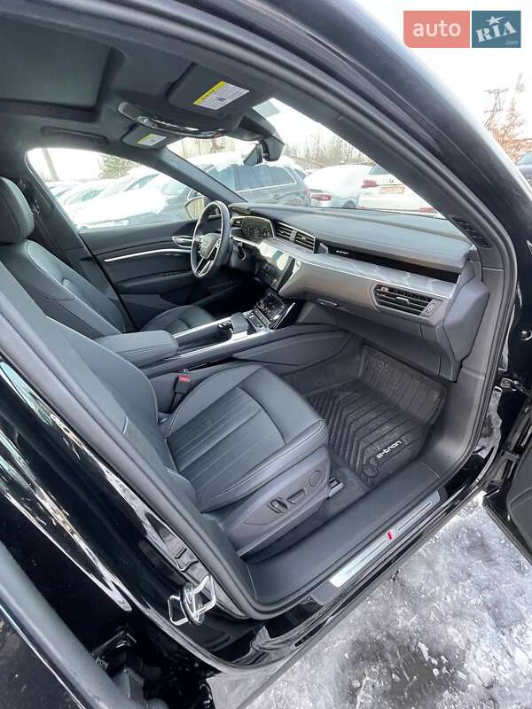 Позашляховик / Кросовер Audi Q8 Sportback e-tron 2023 в Львові