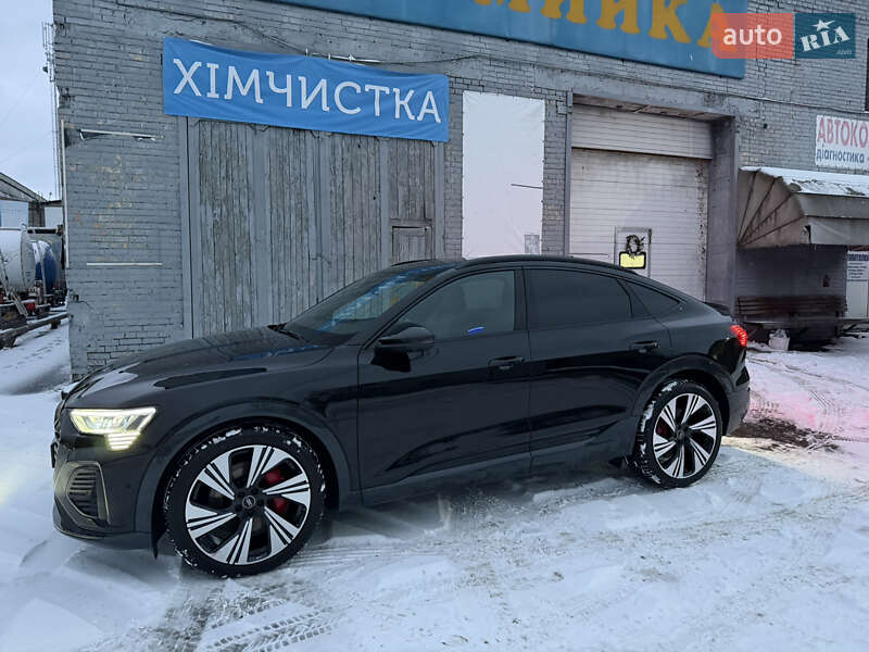 Позашляховик / Кросовер Audi Q8 Sportback e-tron 2023 в Києві