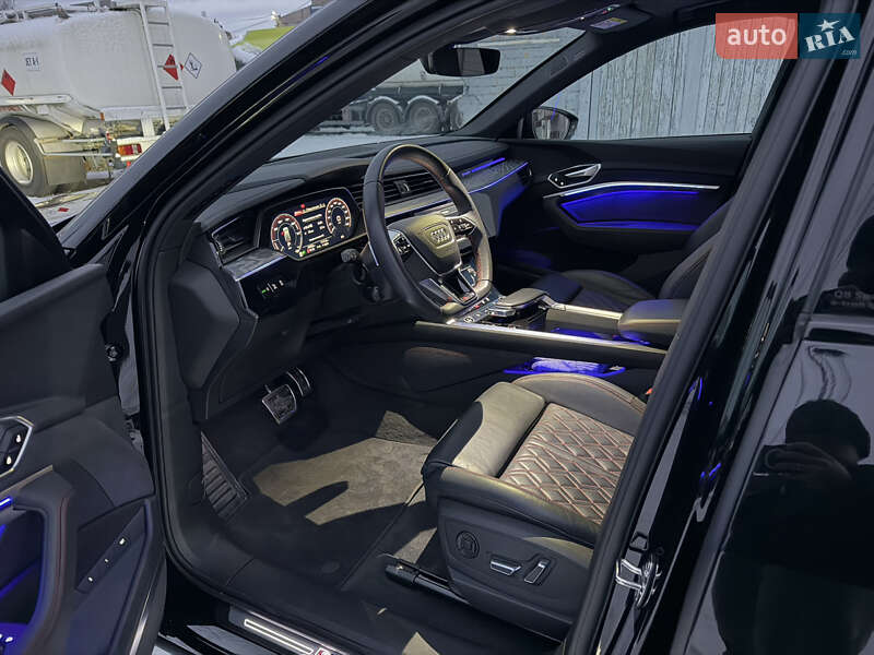 Позашляховик / Кросовер Audi Q8 Sportback e-tron 2023 в Києві