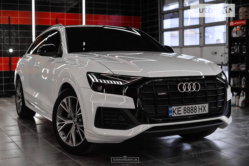 Позашляховик / Кросовер Audi Q8 2020 в 