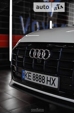 Позашляховик / Кросовер Audi Q8 2020 в 