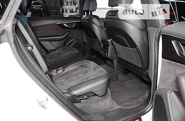 Позашляховик / Кросовер Audi Q8 2020 в 