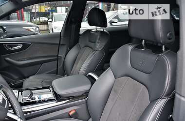 Внедорожник / Кроссовер Audi Q8 2021 в 