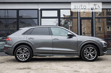 Внедорожник / Кроссовер Audi Q8 2021 в 
