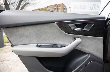 Внедорожник / Кроссовер Audi Q8 2021 в 