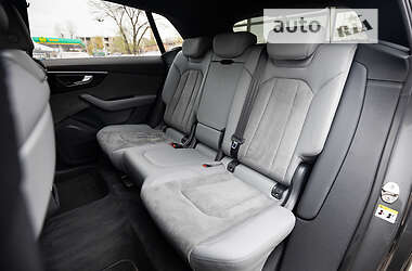 Внедорожник / Кроссовер Audi Q8 2021 в 
