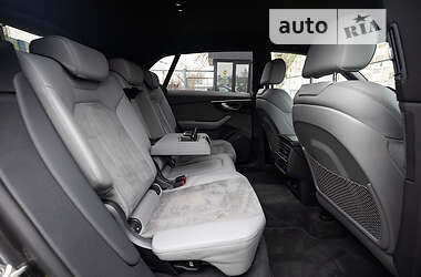 Внедорожник / Кроссовер Audi Q8 2021 в 