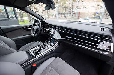 Внедорожник / Кроссовер Audi Q8 2021 в 