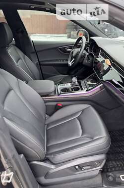 Позашляховик / Кросовер Audi Q8 2021 в 