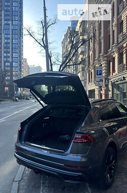 Позашляховик / Кросовер Audi Q8 2021 в 