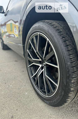 Позашляховик / Кросовер Audi Q8 2020 в 