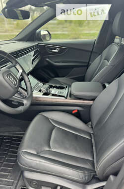 Позашляховик / Кросовер Audi Q8 2020 в 