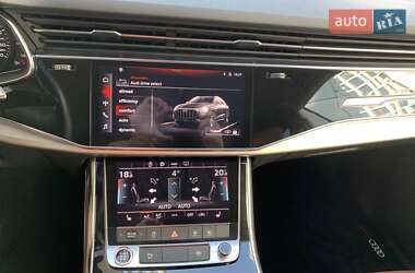 Внедорожник / Кроссовер Audi Q8 2021 в 